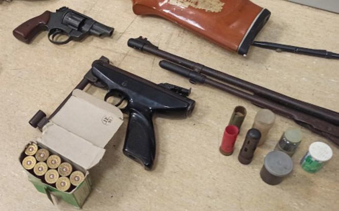 Jak w domu z horroru! 52-latek kolekcjonował w mieszkaniu broń i pornografię dziecięcą. Trafi za kratki