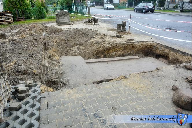 Łódzkie. Podczas budowy znaleziono pomnik Piłsudskiego! Pod ziemią przeleżał 80 lat! [FOTO]