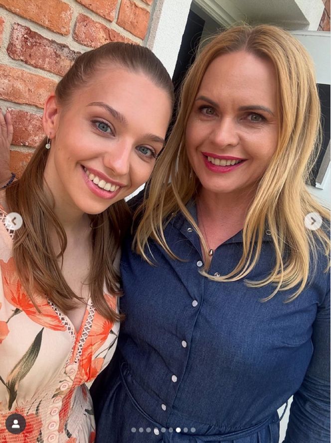 Przyjaciółki, 26 sezon. Anka (Magdalena Stużyńska), Julka (Nicole Bogdanowicz) na planie