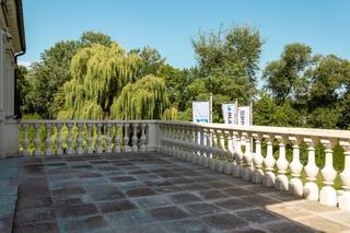 Zabytkowy pałac z wielkim parkiem pod Wrocławiem na sprzedaż. Cena robi wrażenie