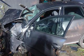 Samochód wbił się w budynek. 30-latek zginął na miejscu, pasażer walczy o życie