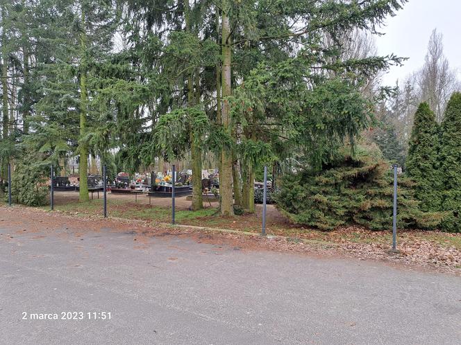 W Manieczkach złodzieje zdemontowali ogrodzenie cmentarza