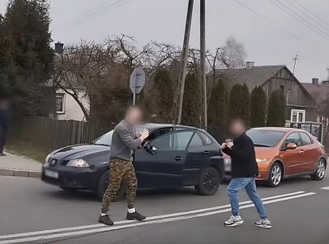 Do sieci trafiło szokujące nagranie. Brutalna bójka kierowców. Przez kilka minut kopali się na oczach świadków