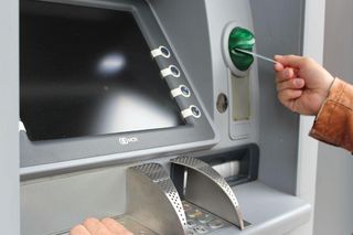 Banki ograniczają wypłatę gotówki z bankomatów! Koniec gotówki w Polsce?