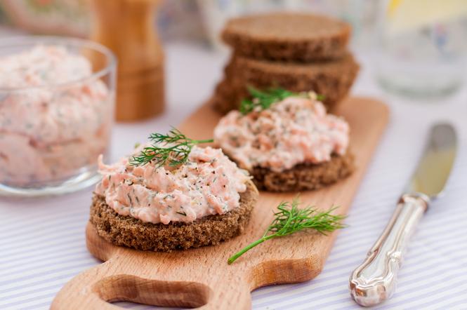 Pasta twarogowa z wędzonym łososiem i koperkiem