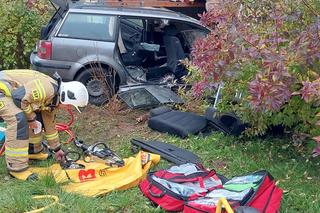 Volkswagen wbił się w dom