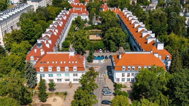 Osiedle Wyspiańskiego w Warszawie - zdjęcia. Z góry wygląda jak wielki wykrzyknik