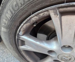 „Szczyt prymitywizmu”. Sąsiad zniszczył auto rodziców chorego dziecka. Dramat młodej rodziny z Warszawy