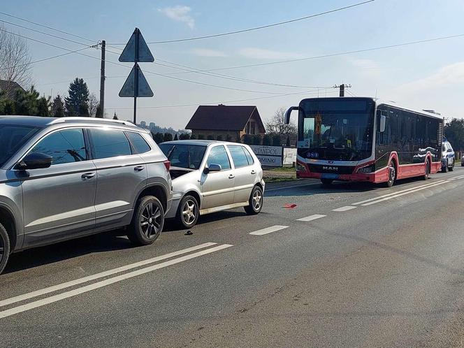 Wypadek z udziałem autobusu w Wąchocku