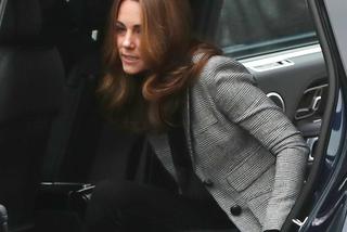 Księżna Kate Middleton w czarnym golfie i czarnych spodniach oraz szarej marynarce