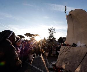 Wierni z różnych krajów przychodzą kolejny dzień pod rzymską Poliklinikę Gemelli