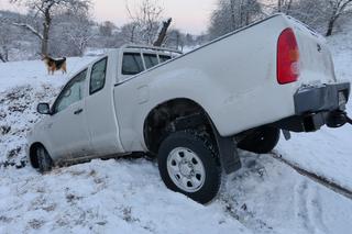 Zima zaatakowała. Opel wylądował w rowie przy drodze w Masłowie Drugim