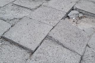 Wrocław. Chodniki rozwalone, że można połamać nogi. „Dziury na drogach lepią mieszkańcy”