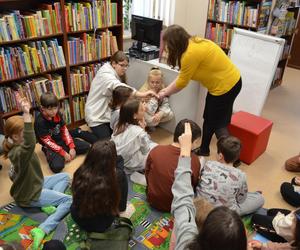 Dzieci chętnie uczestniczą w spotkaniach z książką, organizowanych w MBP w Siedlcach w czasie ferii