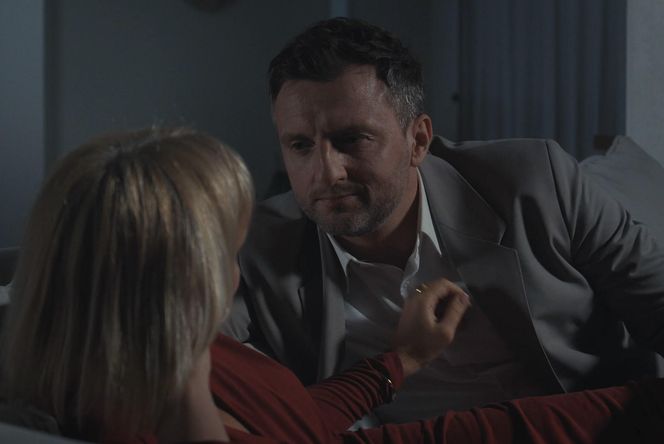 M jak miłość, odcinek 1876: Dorota (Iwona Rejzner), Bartek (Arkadiusz Smoleński)