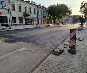 Trwa budowa nawierzchni na remontowanym odcinku ul. Piłsudskiego
