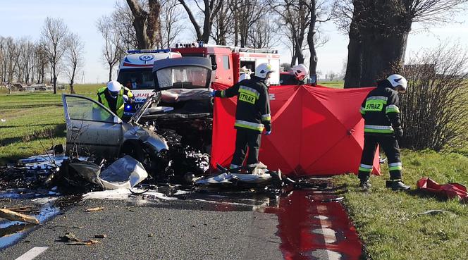 Tragedia pod Nakłem. Kierowca roztrzaskał się na drzewie