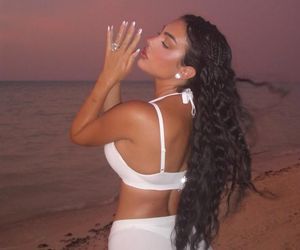 Narzeczona Cristiano Ronaldo w skąpym stroju biegała po plaży