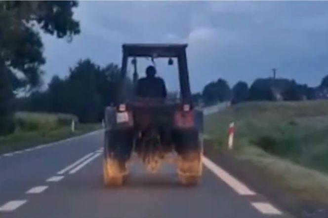 Pijany kierowca śpiewa i „tańczy” traktorem. Wideo oglądaj z dźwiękiem!