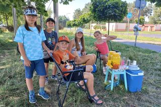 Komu lemoniadę na ochłodę? Sympatyczna akcja dzieci w Lesznie