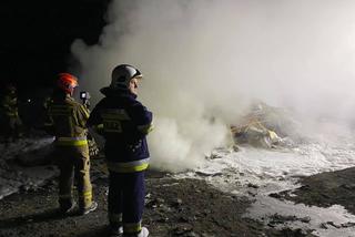 Nocny pożar na bydgoskim wysypisku śmierci. Na miejscu kilka zastępów straży pożarnej