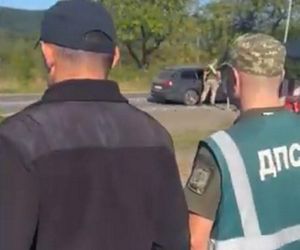 Ksiądz ukrył mężczyznę pod sutanną