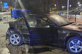 Tragiczny wypadek w Olsztynie. Mężczyzna zmarł w szpitalu. Śledzy ustalają, kto siedział za kierownicą