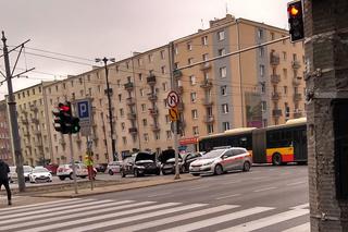 ​Wypadek taksówki na ważnym skrzyżowaniu w Warszawie. Ogromne utrudnienia w ruchu!