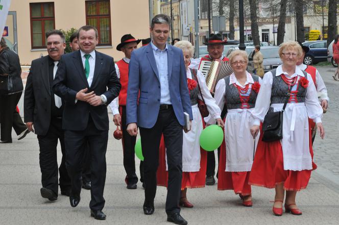 Jarubas kręci pizzą
