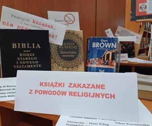 Uwaga CENZURA! Tych książek w bibliotece nie wypożyczycie [ZDJĘCIA]