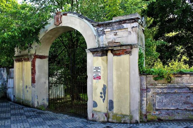 Pałac Rechenbergów w Sławie lata świetności ma już za sobą. Niszczeje i straszy! 