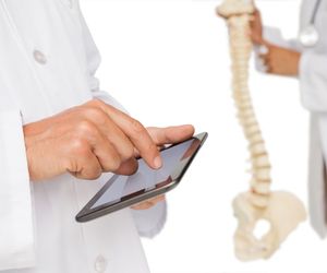 Wady postawy (skolioza, lordoza, kifoza) - jak im zapobiegać?