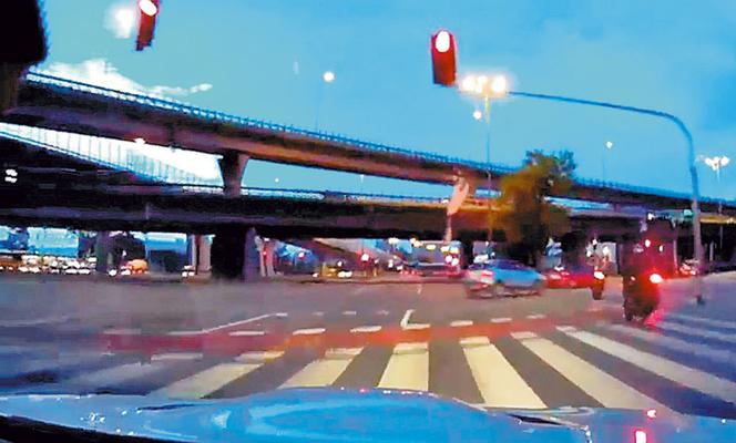 Szaleniec  sieje grozę na ulicach