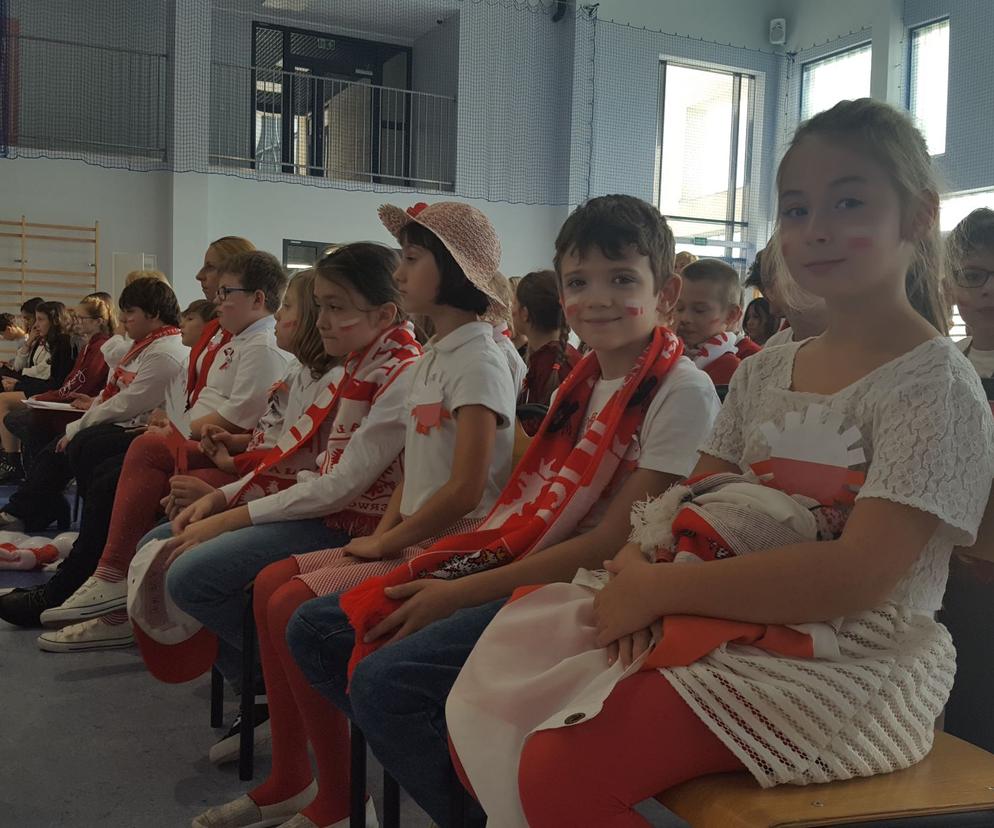 Szkoła do hymnu w Szkole Podstawowej nr 3 w Lesznie