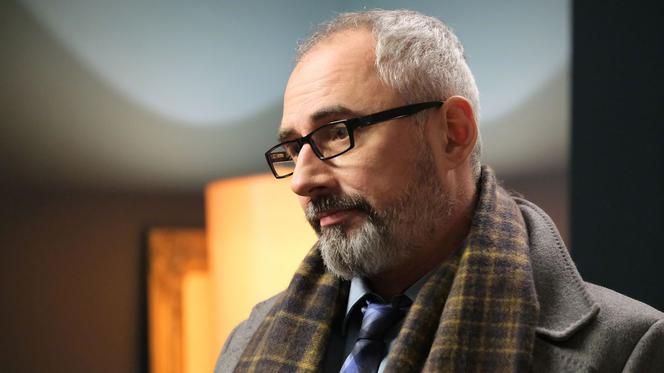 M jak miłość, odcinek 1632: Samobójstwo Wernera?! Kompletnie pijany Adam spróbuje wyskoczyć z okna 