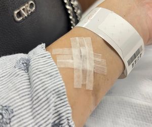 Influencerka kręciła film na Instagrama. Nagle uderzyło w nią auto!