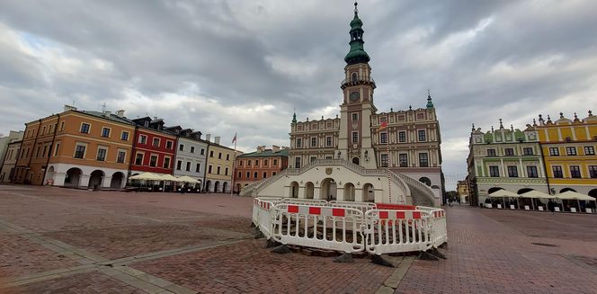 Dziura w płycie Rynku Wielkiego