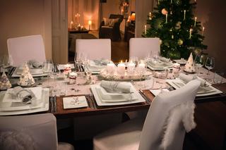 Biała dekoracja stołu wigilijnego