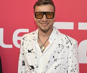 Konferencja prasowa 62. edycji Krajowego Festiwalu Polskiej Piosenki w Opolu. Tłum gwiazd na czerwonym dywanie