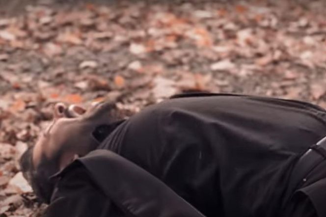 Nana oddaje strzał. Rani przyrodniego brata w przedramię. 