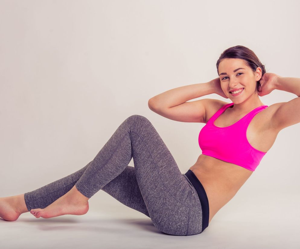 Ćwiczenia bez obciążania kolan najczęściej robi się na leżąco bądź na siedząco.