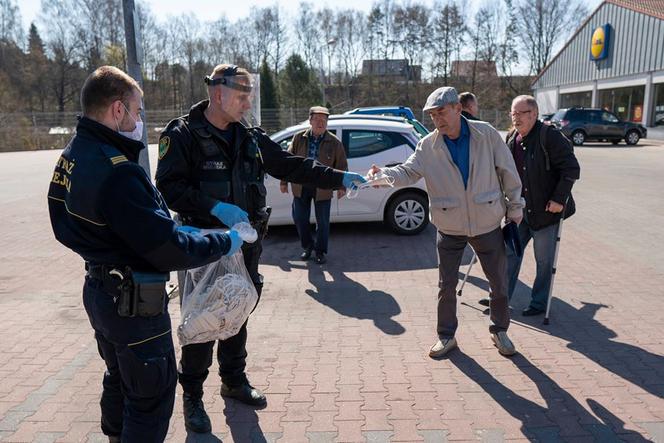 Zakrywanie twarzy OBOWIĄZKOWE! Na Śląsku strażnicy rozdają maski ZA DARMO 