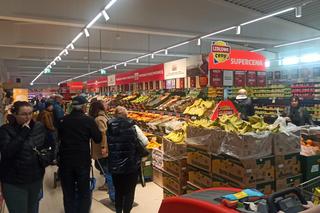 Tłumy na otwarciu nowego Lidla pod Olsztynem. Parking wypełniony po brzegi [ZDJĘCIA]