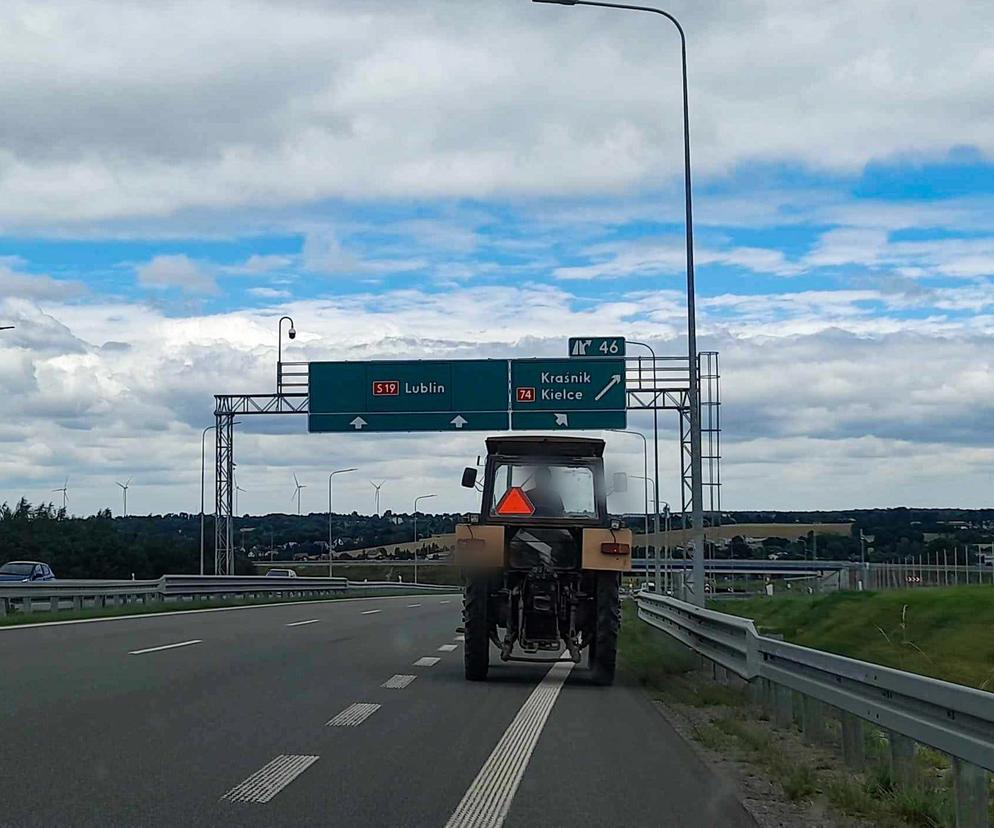 Wjechał traktorem na S19 w woj. lubelskim. Policjantom tłumaczył, że „tak poprowadziła go nawigacja” 