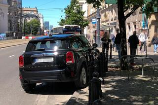 Edyta Olszówka zaparkowała na przystanku autobusowym