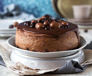 To najlepszy sernik czekoladowy, jaki jadłam. Bez sera z wiaderka, białego cukru i nerwów