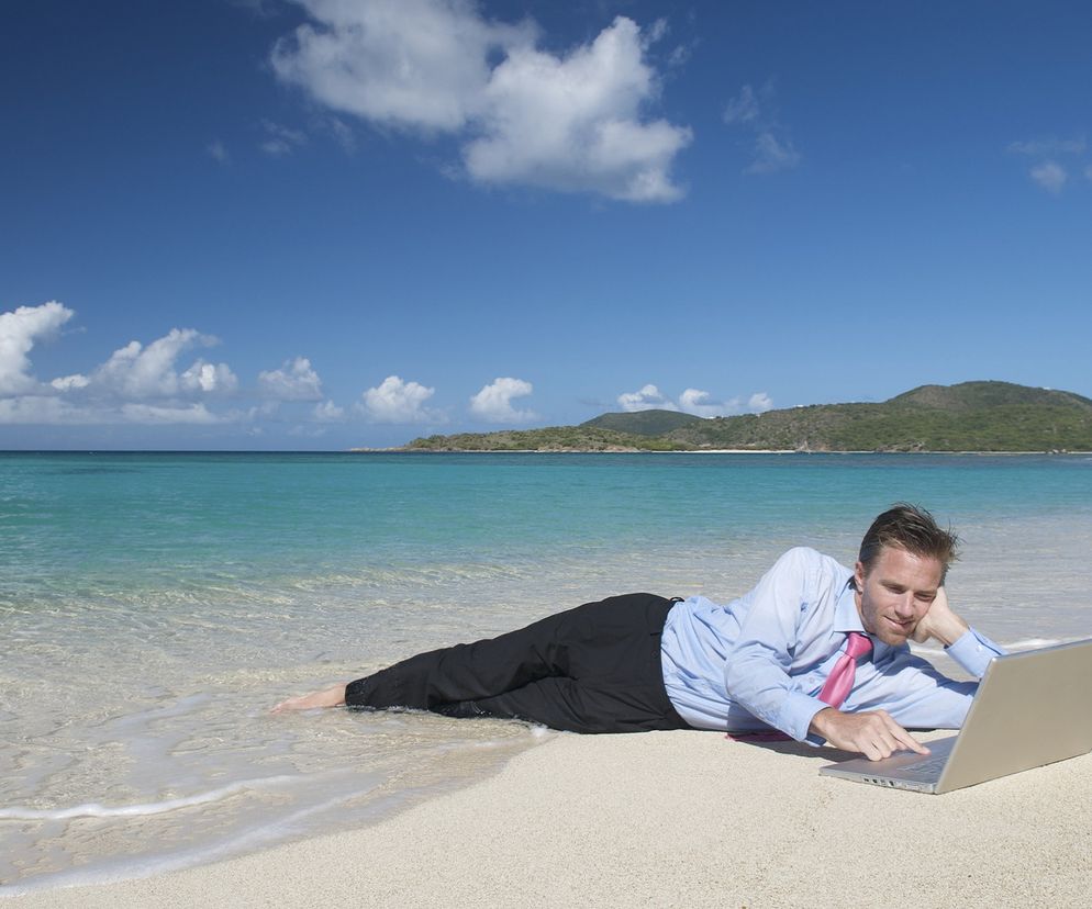 Praca zdalna latem - na plaży na działce w kawiarence