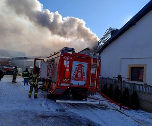 Zapaliło się poddasze i dach budynku w Podosiu