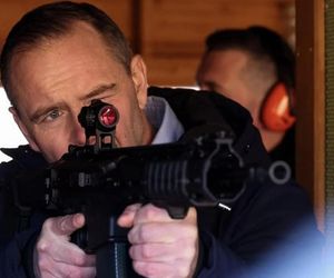 Karol Nawrocki ujawnia, że ma pozwolenie na broń do ochrony osobistej. Jak zdobyć taki dokument i dlaczego jest to tak trudne?