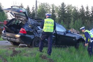 Reanimacja, dwie osoby walczą o życie. BMW roztrzaskało się o drzewo